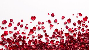 浪漫红心玫瑰花瓣散落