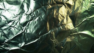 褶皱的金属质感绿色箔纸