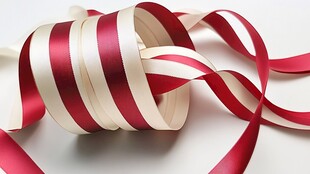 红白条纹丝带优雅卷绕