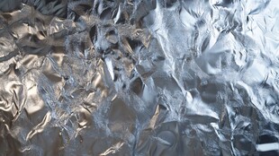 褶皱铝箔纹理特写