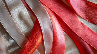 多彩缎带交织的视觉盛宴