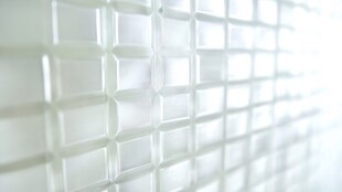 白色网格墙面细节特写