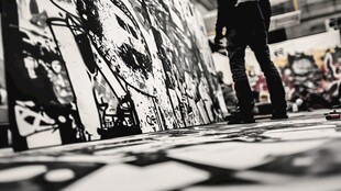 街头涂鸦创作瞬间