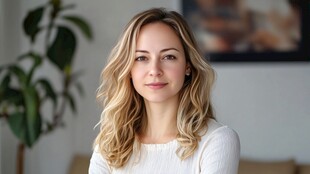 微笑的金发女子室内肖像