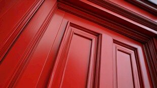 鲜艳红色木门细节特写