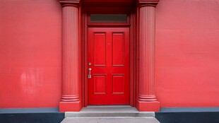 红色古典风格的庄严大门