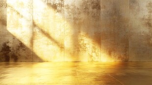 阳光洒落斑驳墙面空间