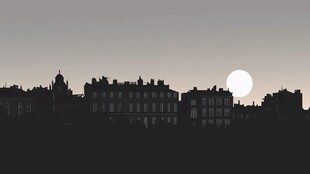 夕阳下的城市建筑剪影