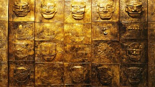 古老金面具墙面艺术展示