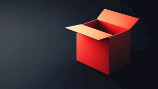 红色敞口纸盒特写