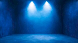 蓝色聚光灯照亮的空旷空间