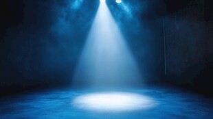 蓝色聚光灯下的神秘空间