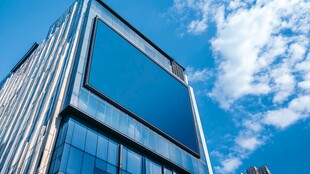 现代摩天大楼与晴朗蓝天