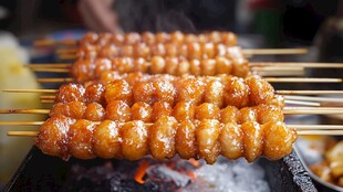 炭火烤制的美味鸡肉串