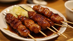 美味日式鸡肉串摆于盘中