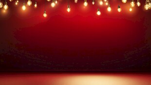 红色背景上的暖光灯泡串