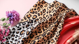 豹纹丝巾搭配艳丽花卉