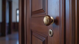 复古实木门的精致门把手