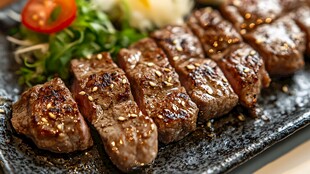 香煎牛排配新鲜蔬菜