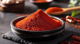 碗中堆起的鲜艳红辣椒粉