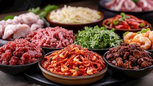 丰富多样的火锅食材拼盘