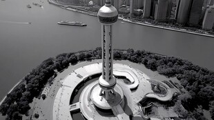 东方明珠塔俯瞰黑白景观