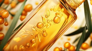 沙棘果油瓶与沙棘果实特写