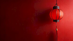 红色墙面悬挂中式红灯笼