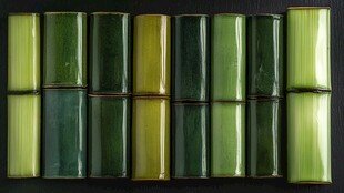 多彩竹制圆柱体排列展示