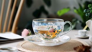 精致花茶置于雅致玻璃杯中