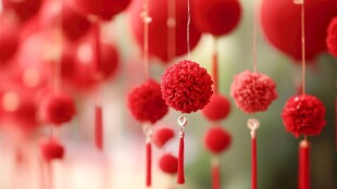 喜庆红绒球挂饰营造节日氛围