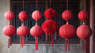 喜庆红绸灯笼悬挂于屋前