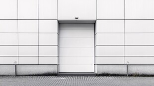 现代建筑中的白色卷帘门