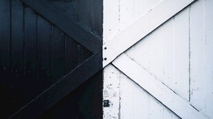 黑白双色拼接复古木门