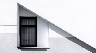 简约白墙中的黑色斜角窗