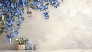 蓝花绿植装点的素雅角落