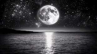 月夜星空下的静谧海面