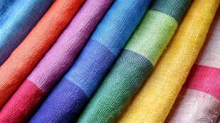 多彩条纹布料展示