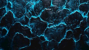 蓝焰涌动的神秘岩石纹理