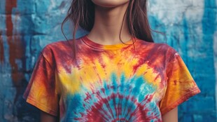彩色扎染T恤时尚女性