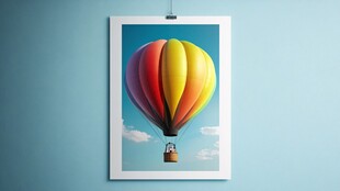 墙上挂着的多彩热气球画