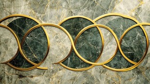 金色圆环装饰于大理石面