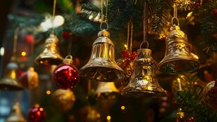 圣诞树上的金色铃铛与装饰