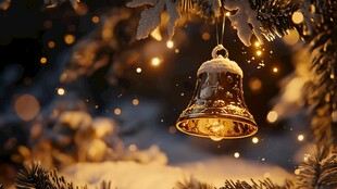 圣诞铃铛挂于松枝间