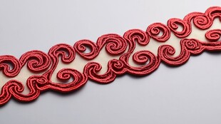 红色精美云纹刺绣花边