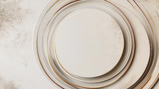 堆叠的金边白色陶瓷餐盘