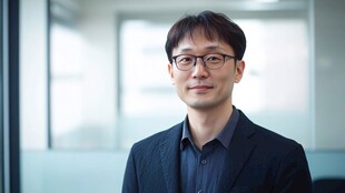 商务男士室内自信肖像照