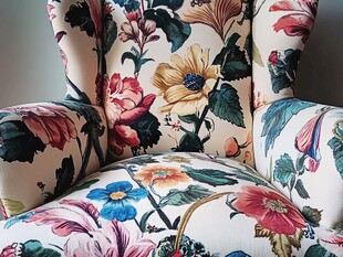 花卉图案的舒适单人沙发