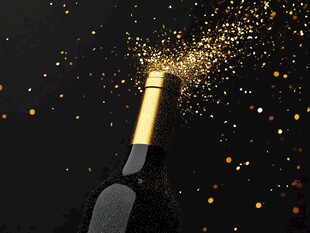 香槟瓶喷溅金色闪光瞬间