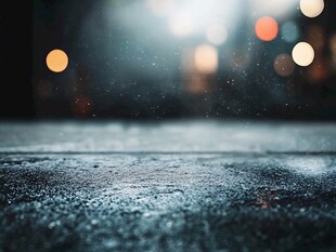雨夜街道的朦胧光影